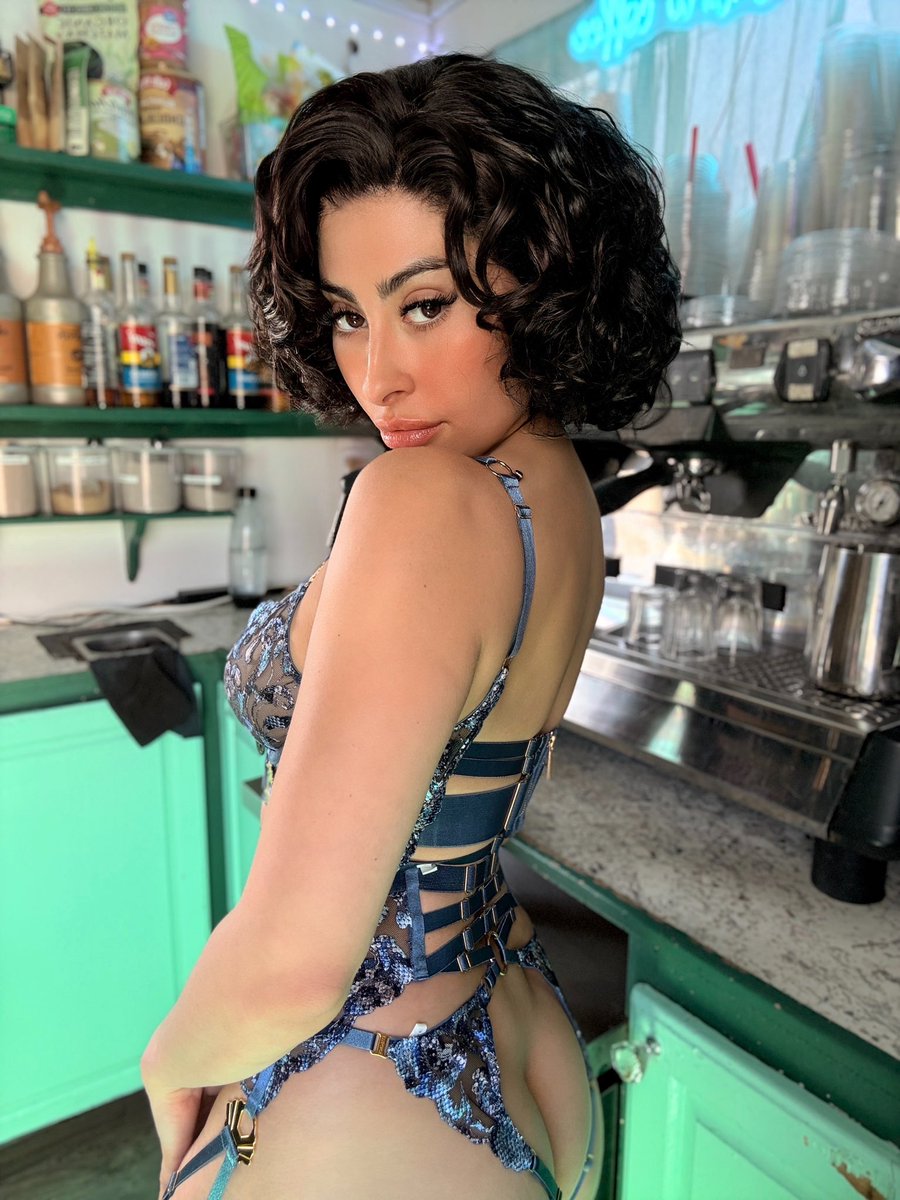 BaristaGiaJae's tweet photo. 💙☕️ YOUR FAVORITE DISTRACTION ☕️💙

Wearing my favorite outfit and pouring even better coffee all evening 💋

⏰ 3PM–9PM
@bombshellcoffee 📍 17180 SE McLoughlin Blvd
Portland, OR 97267

Come keep me company for a bit… I might just make your drink extra sweet 😉☕️ https://t.co/zOplvtLeMc