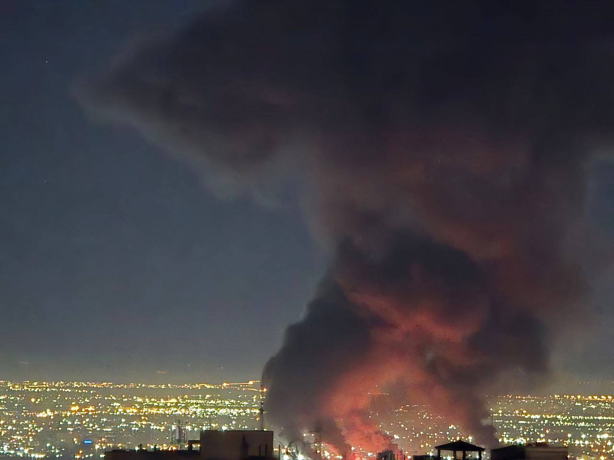 🇺🇸🇮🇱❌🇮🇷‼ — US/Israeli airstrikes are being carried out on western Tehran, Iran.