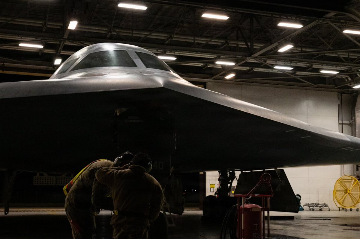 🇺🇸🇮🇷⚡️‼ — U.S. Air Force crew chiefs performing pre-flight checks on a B-2 Spirit stealth bomber prior to a combat mission in Iran.