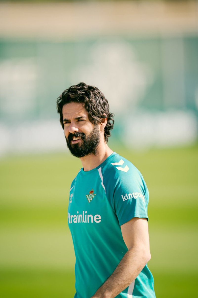 isco_world's tweet photo. رسمياً 🚨: بعد غياب اكثر من اربع شهور بسبب الاصابة الساحر ايسكو يعود الى التدريبات 😍💚 https://t.co/h9UtC5DS9f