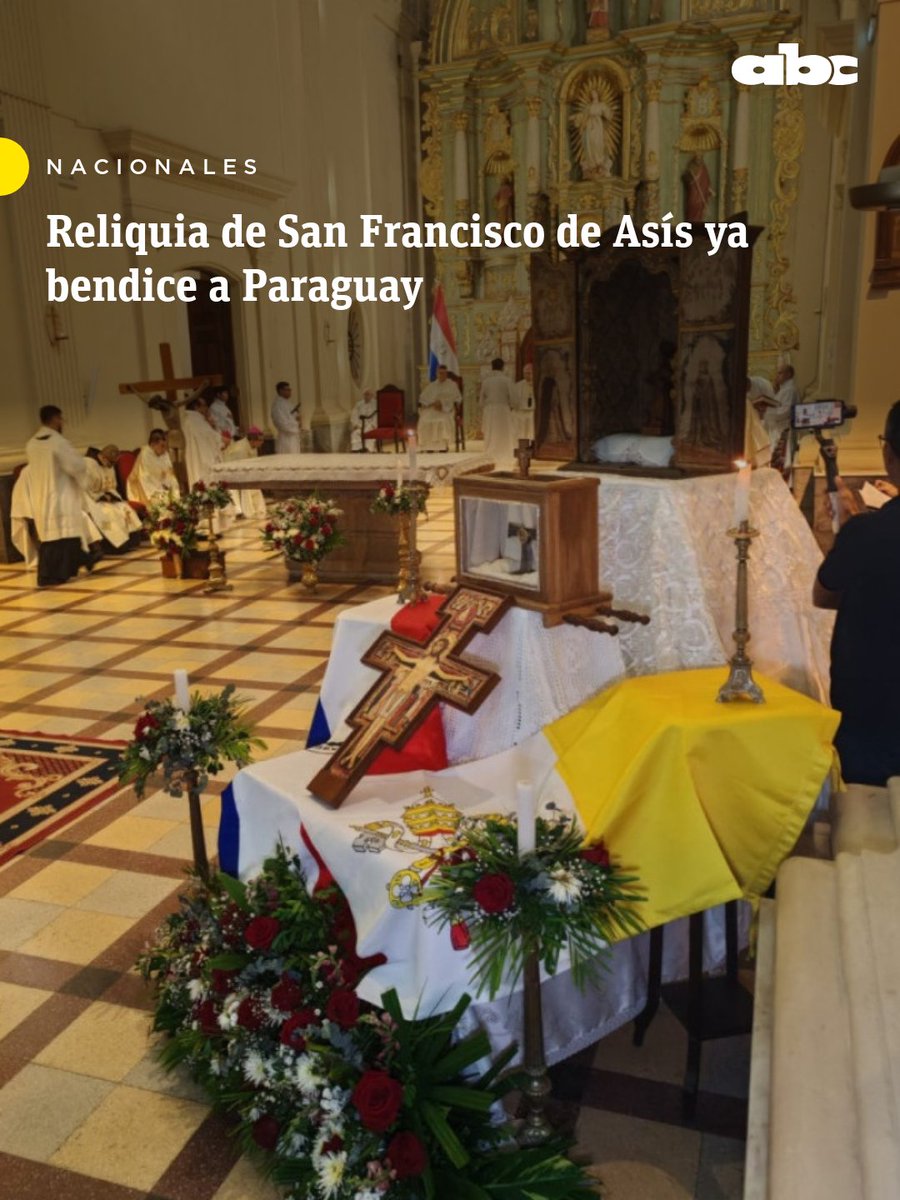 Con mucha fe, la población católica celebró la llegada de la reliquia de San Francisco de Asís a Paraguay.

✝️Según explicó el Fray Rogelio Pereira Xavier, no se trata simplemente de un objeto antiguo, sino de una “presencia” que llega al país después de 800 años para caminar