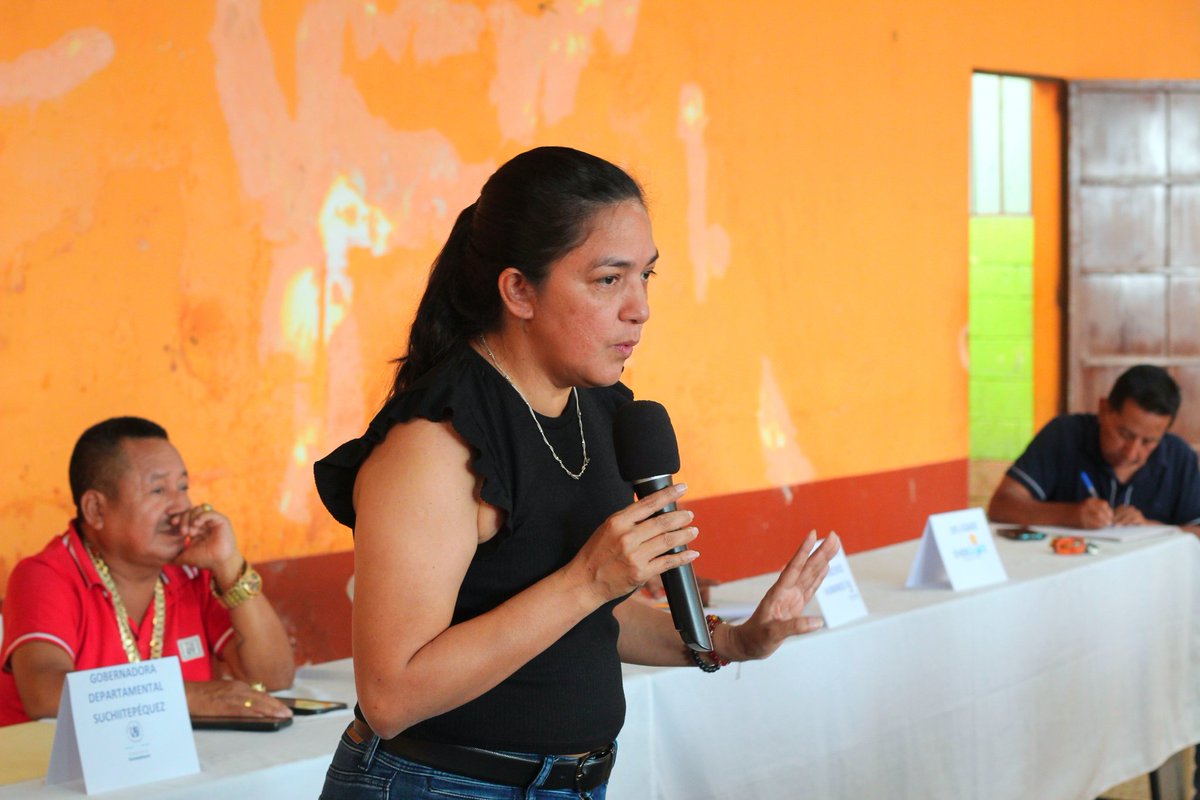GSuchitepequez's tweet photo. La Gobernadora de Suchitepéquez, Mariana Enríquez, se reunió con COCODE de Pueblo Nuevo, alcalde y entidades para abordar fallas en el servicio de energía. 
El proceso avanza con diálogo priorizando a las comunidades.
Se definió ruta para reunión con la empresa y dar solución. 🤝 https://t.co/5mfM3X7GHe