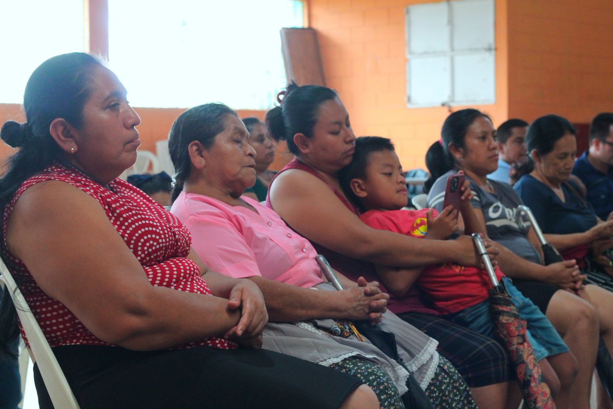 GSuchitepequez's tweet photo. La Gobernadora de Suchitepéquez, Mariana Enríquez, se reunió con COCODE de Pueblo Nuevo, alcalde y entidades para abordar fallas en el servicio de energía. 
El proceso avanza con diálogo priorizando a las comunidades.
Se definió ruta para reunión con la empresa y dar solución. 🤝 https://t.co/5mfM3X7GHe