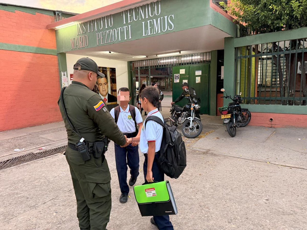 PoliciaCucuta's tweet photo. #JuntosPorLaNiñez | 👮🏻♀️👮🏻♂️Tras el receso de Semana Santa, el Grupo de Infancia y Adolescencia ratifica su compromiso con la seguridad en los entornos escolares. 🎒👩🏼🏫#EPAIS #Seguridad @ProteccionPonal https://t.co/rDBF6E5yhD