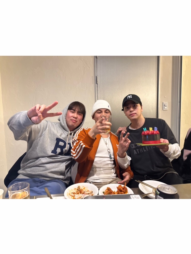 forjunhoe0331's tweet photo. [2026.04.07] Sonnalisa IG update with Junhoe and Huiseung

They celebrated Junhoe's birthday together.🎂😆 https://t.co/uVPa0PIb3Q