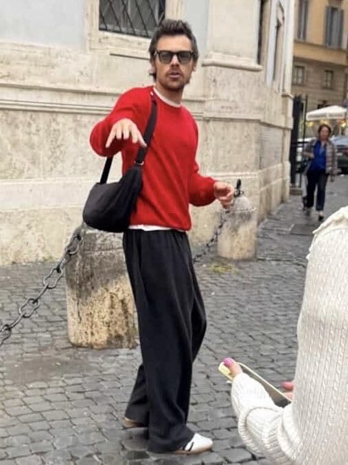vodkaskys's tweet photo. Estoy aburrida así que bienvenidos a un hilo MUY necesario de los mejores outfits casuales de harry styles 🧵⭐️🫧
(todas son de papwalks lo siento pero es lo más casual que tenemos de harry) https://t.co/9Q9EkHlcNs