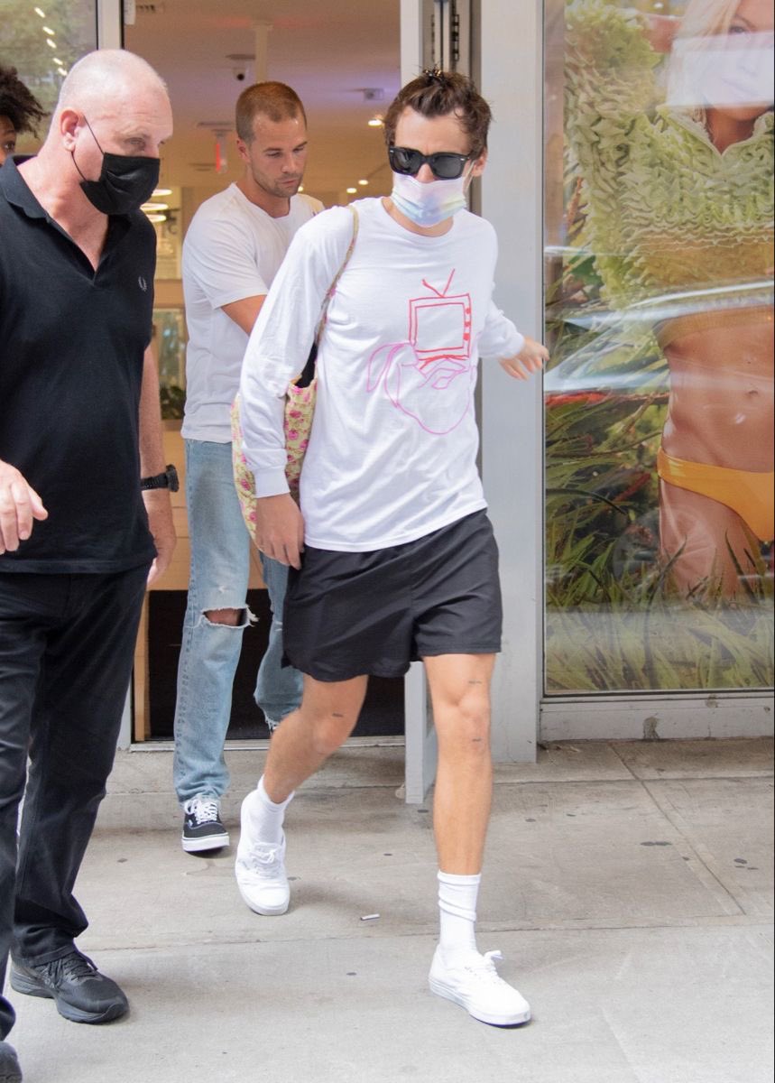 vodkaskys's tweet photo. Estoy aburrida así que bienvenidos a un hilo MUY necesario de los mejores outfits casuales de harry styles 🧵⭐️🫧
(todas son de papwalks lo siento pero es lo más casual que tenemos de harry) https://t.co/9Q9EkHlcNs