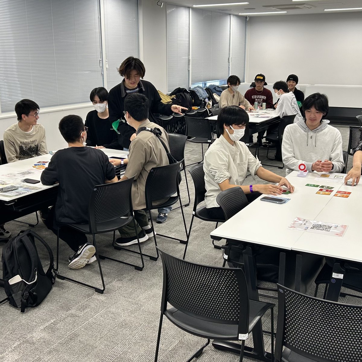 NITSDGsSTUDENTS's tweet photo. こんにちは！ NIT SDGs STUDENTSです！
4月6日（月）、春祭りが開催されました。
私たち学生環境推進委員会は、オリジナルのカルタで新入生の皆さんに遊んでいただきました。
ゲームを通して、私たちの活動内容やSDGsについて知ってもらう良い機会となりました。
投稿：梅津
#学生環境推進委員会 #SDGs https://t.co/hwQ8krFiik