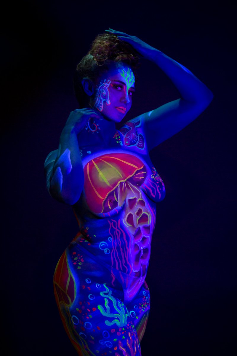 BlairWillosCDMX's tweet photo. Bajo la luz neón, mi piel se transforma en arte vivo ✨🎨
Cada trazo, cada color, revela una historia que solo se descubre en la oscuridad.
#BodyPaint #ArteCorporal #CreativeBodyArt
#NeonArt #GlowArt #ElectricColors #ArtPhotography #CreativeShot #VisualArt #art #ModernArt
#Viral https://t.co/Ev93uo8GyV