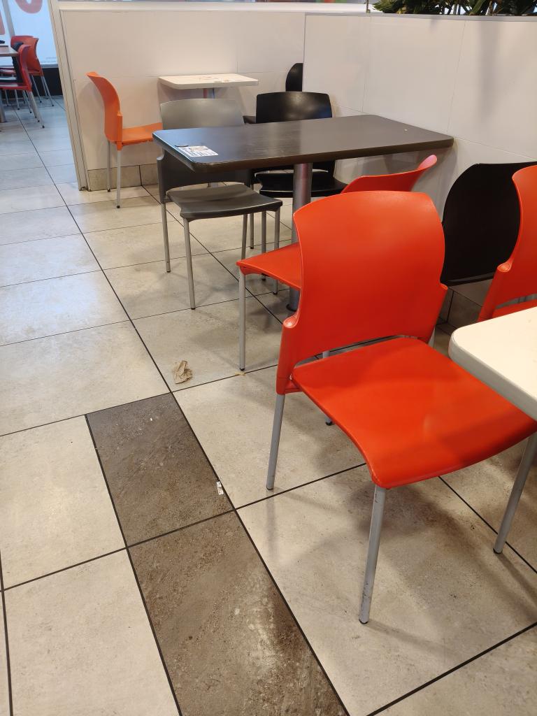 Rossteyal's tweet photo. @McDonaldsMexico la sucursal de plaza centella siempre está sucia, que si ese ahí, pongan más atención !! https://t.co/kkmi7hHbA1