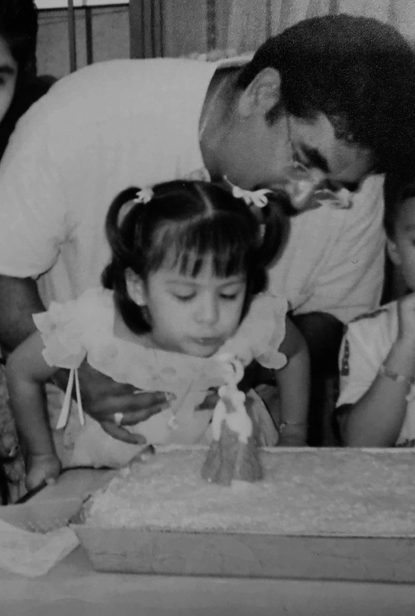 ximeefl's tweet photo. veo mis fotos de chiquita, en la mayoría salgo en brazos de mi papá y si, eso define mi infancia 
(te amo ser humano maravilloso) https://t.co/5xgL2zLI0H