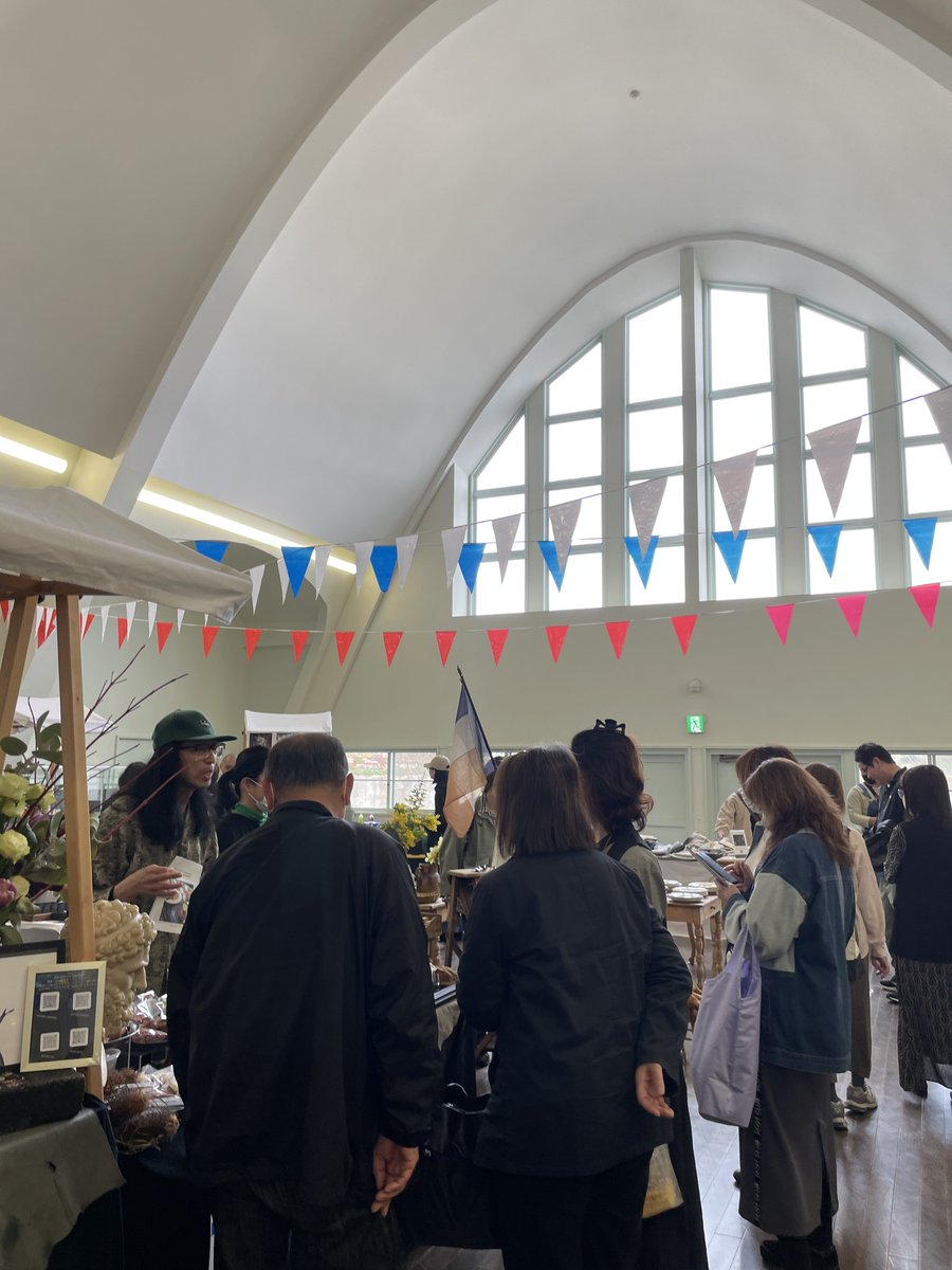French Art Week in Miyagi 2026ル・マルシェにご来場いただきましてありがとうございました。共同展覧会は4月12日まで。11日はナイトミュージアムとして20時までご鑑賞いただけます。佐竹真紀子さんのアートプロジェクト「オモイデスクラッチ」提灯の展示とともにお楽しみください。
