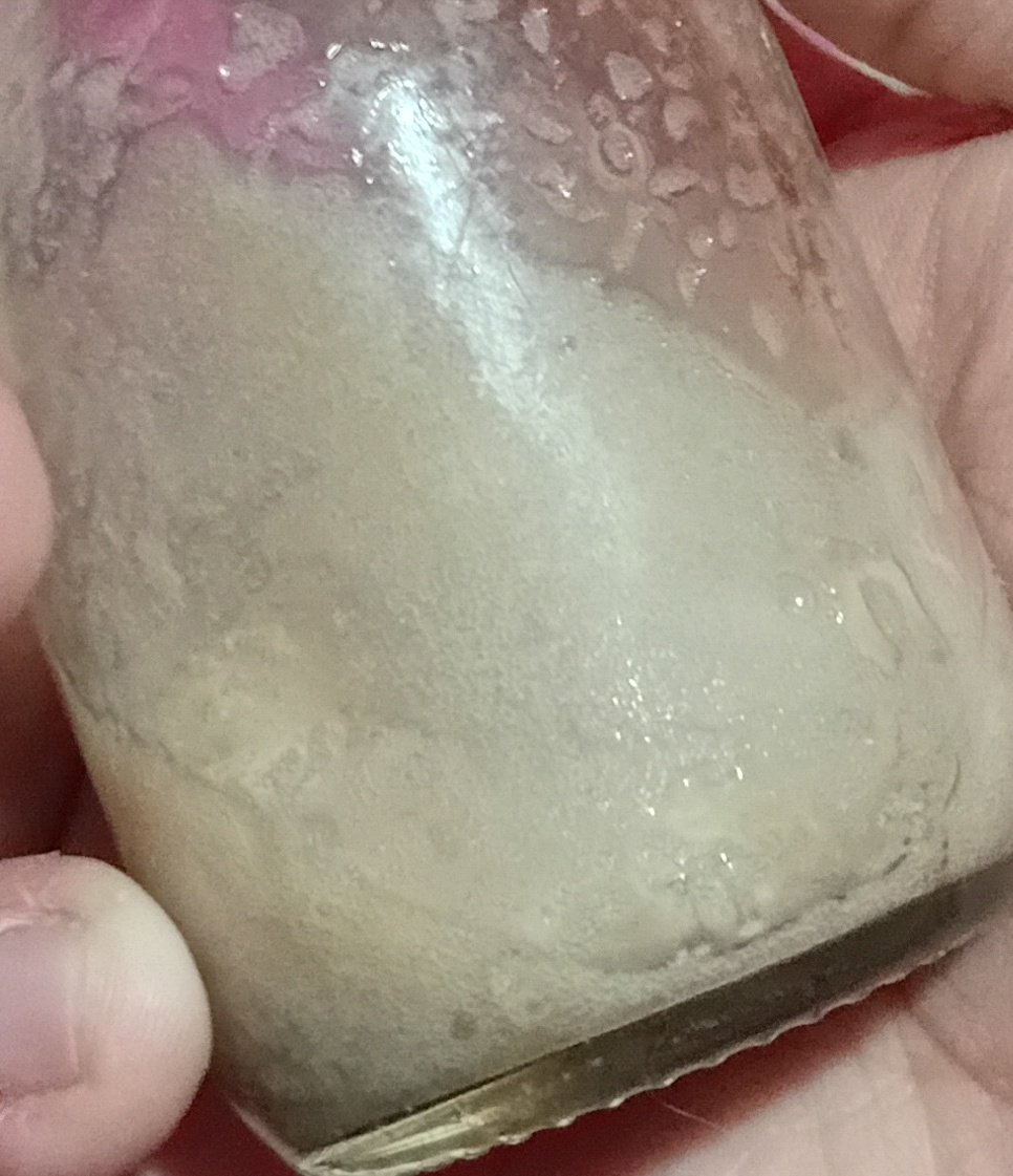 eddy_eddxy's tweet photo. hace casi 1 mes escondí un botecito con mi sangre y me había olvidado, ahora lo encontré  y estaba podrida , le puse cloro y se puso blanco con espuma https://t.co/N2w98tUAy9