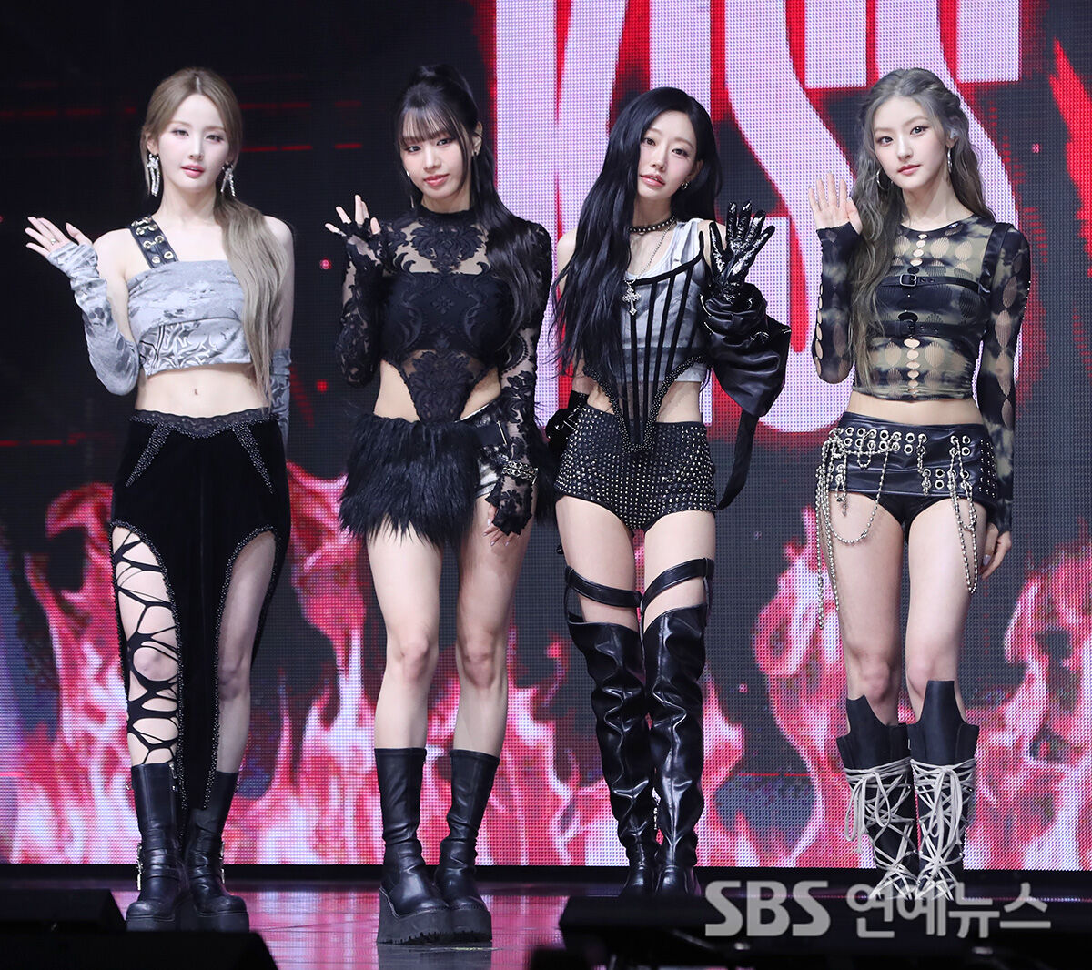 SBS_star's tweet image. “"Play It When You're Getting a Refund": KISS OF LIFE Packs Pure Confidence Into 'Who is she'
👉 Read full story here : sbsstar.net/article/N10085…

#kissoflife #whoisshe #comeback #kpop #SBSStar #KEntertainmentNews
Follow @SBS_star for more updates!”