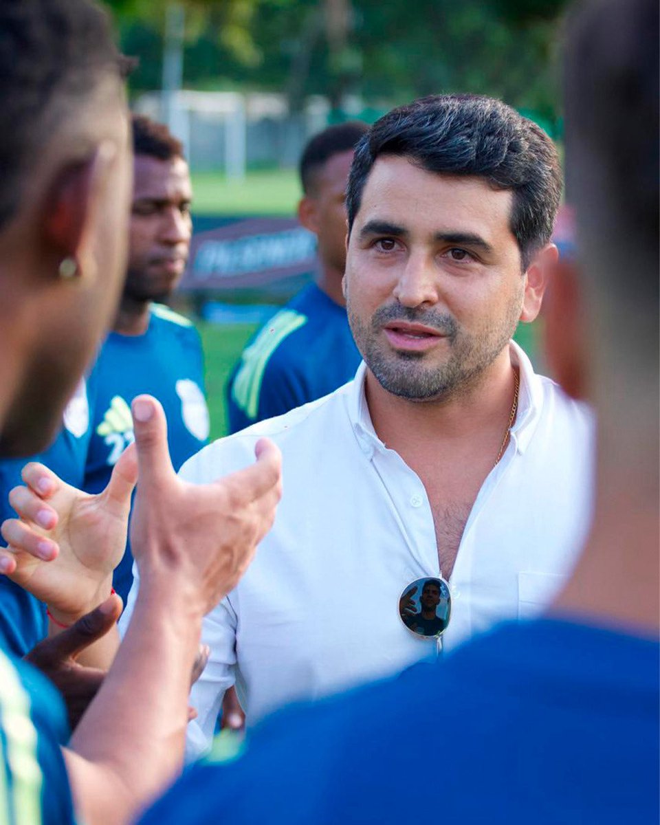 CSEmelec's tweet photo. El Presidente del Club acompañó hoy al primer plantel en su jornada de entrenamiento.

El camino es uno solo: trabajo, unidad y compromiso dentro de la cancha⚡ https://t.co/VvvYHLqYNN
