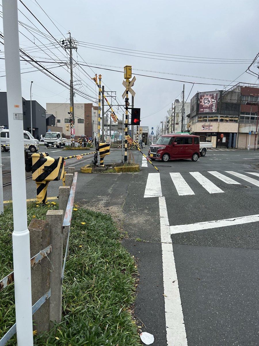 meitetsu_007's tweet photo. 名鉄　豊川線　諏訪2号踏切

（諏訪町〜稲荷口）

遮断棒破損のため安全確認

#名鉄　#豊川線　#諏訪町駅 https://t.co/G4BGyOGc3j