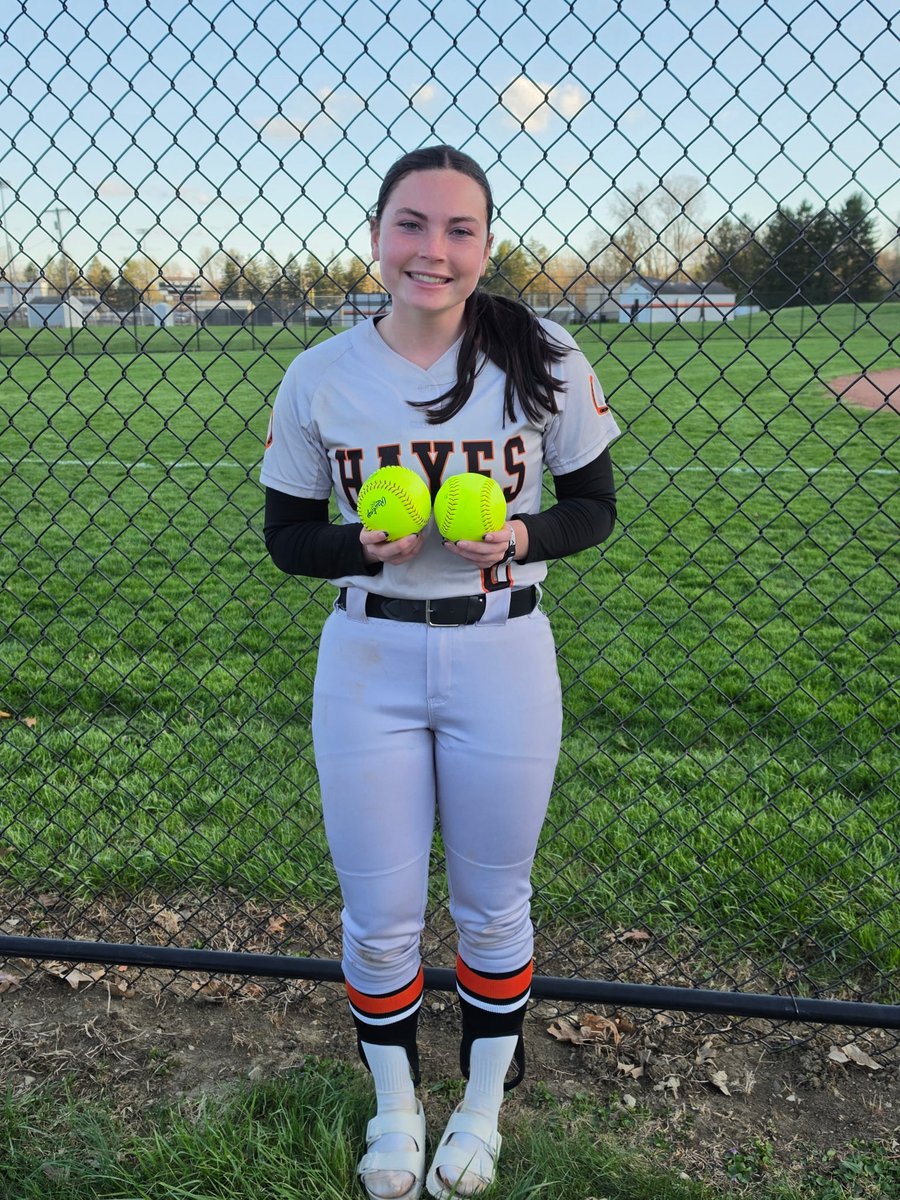 ohiolasers2027's tweet photo. Maddy Curran (3B/1B/SS) hitting 💣💣 tonight!

2 at bats with 2 over the center field fence! 🔥🔥

#lasernation https://t.co/b8MOCuJled