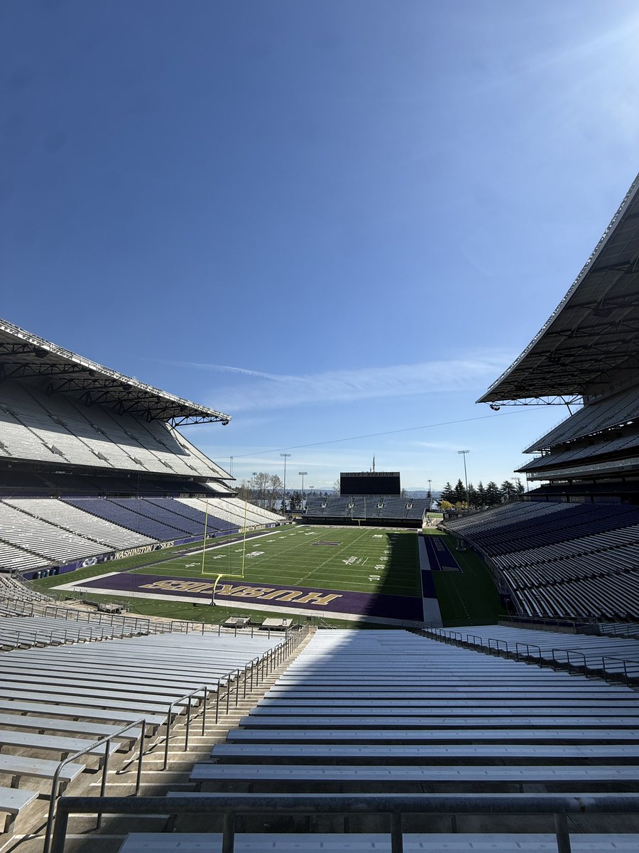 Husky Stadium tweet media