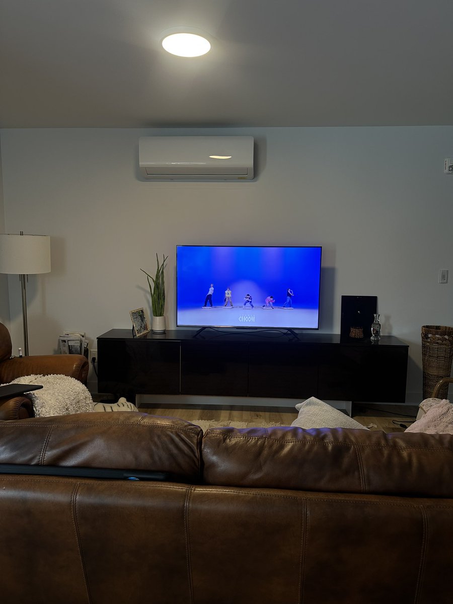 mia IS RED tweet media