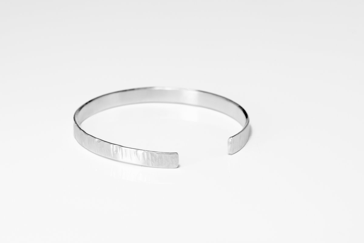 magsiljewl's tweet image. Hammered Sterling Silver Slim Cuff Bracelet: Linear Textured Design. For textured and hallmarked silver jewellery visit  margaretgriffithsilverjewellery.com #sterlingsilver #Margriff #earlybiz #FCworkspace #etsy #jewelrygifts