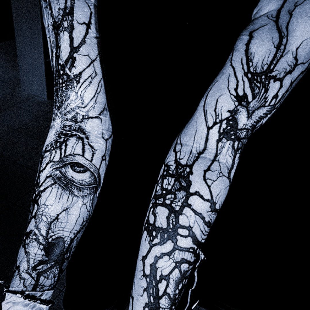 Blackwork é um estilo onde se usa o preto puro, sem diluição. Com suas raízes em antigas tribos polinésias,  serviam para comunicar identidade, linhagem e crenças; também podendo simbolizar o conceito de proteção, mistério, poder ou uma identificação com a cultura e o estilo.