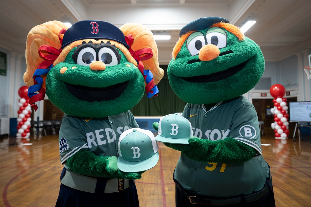 Wally97's tweet photo. Hat Day with the homies 🧢 https://t.co/hIttBNtQuF