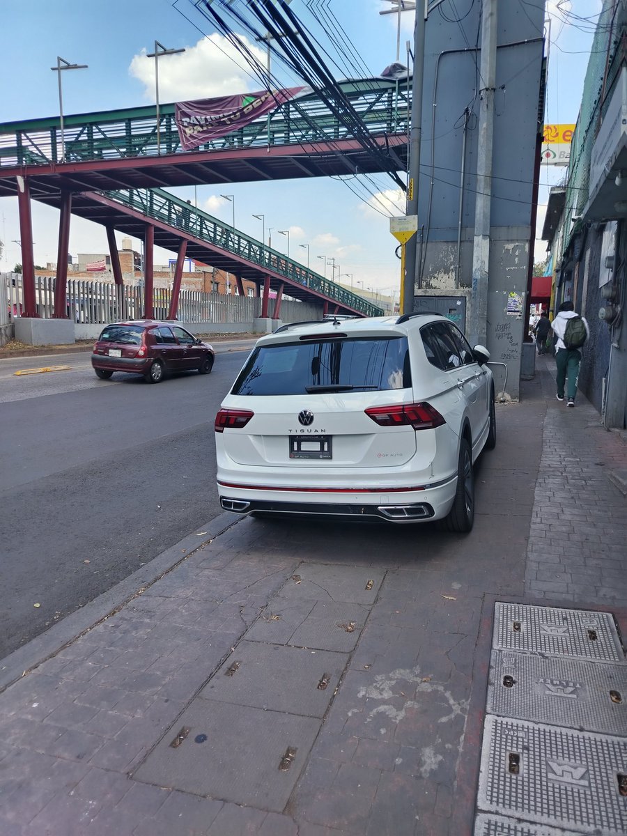 Mitros21's tweet photo. . @UCS_GCDMX favor de retirar y sancionar conforme al reglamento al coche estacionado sobre la banqueta. 
Av de los insurgentes sur, casi esquina con corregidora, dirección norte a sur. Casi bajo el paso peatonal https://t.co/TU0bh84V76