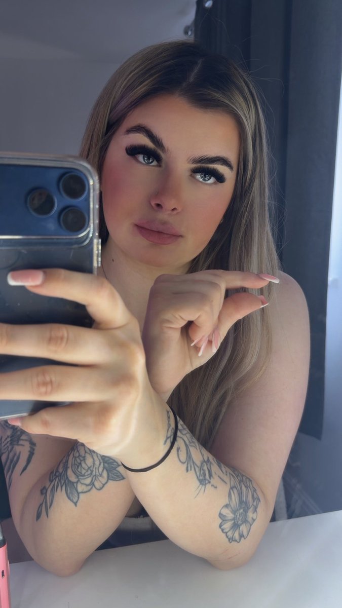 bratlaurax's tweet photo. would you let me cage you? 🍤 https://t.co/QYayaOCedz