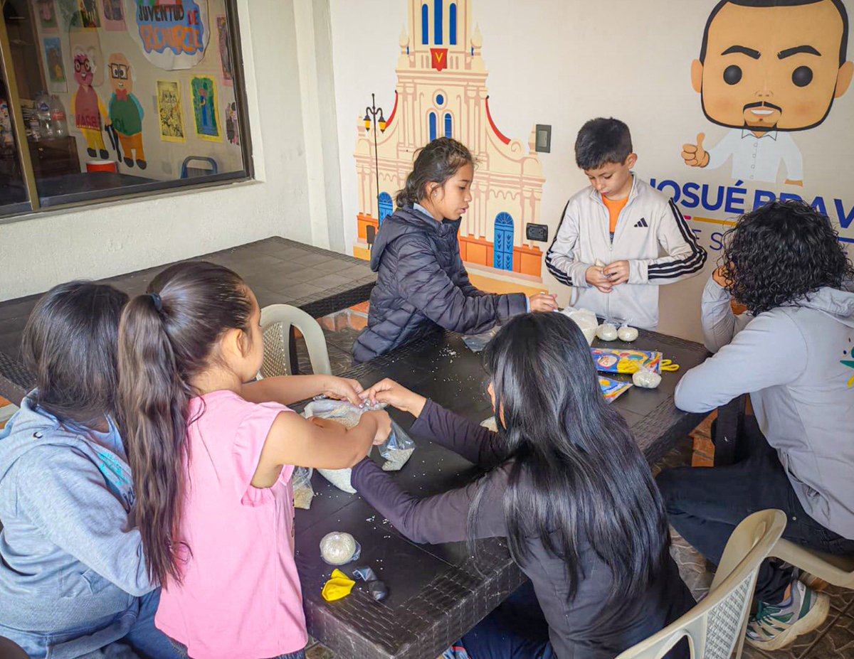 AccionSocialCue's tweet image. Con nuestro equipo del Circo Social llevamos talleres de circo abierto a #Ricaurte, #Sayausí y #Yanuncay. Aquí desarrollan habilidades, fortalecen su confianza y crecen en un ambiente lleno de alegría 🫶.
Más que talleres, son momentos que aportan a su bienestar.
@czamoramatute