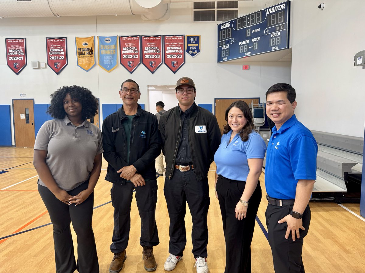 kipptexas's tweet photo. Fueling big dreams at KIPP East End High School! ⛽️
We had an incredible Career Day with our friends from the @ValeroEnergy  Refinery! Our juniors sat down with a panel of chemists, engineers, and communications professionals to hear about their unique educational journeys.🌎 https://t.co/U6Z5vGVpfg