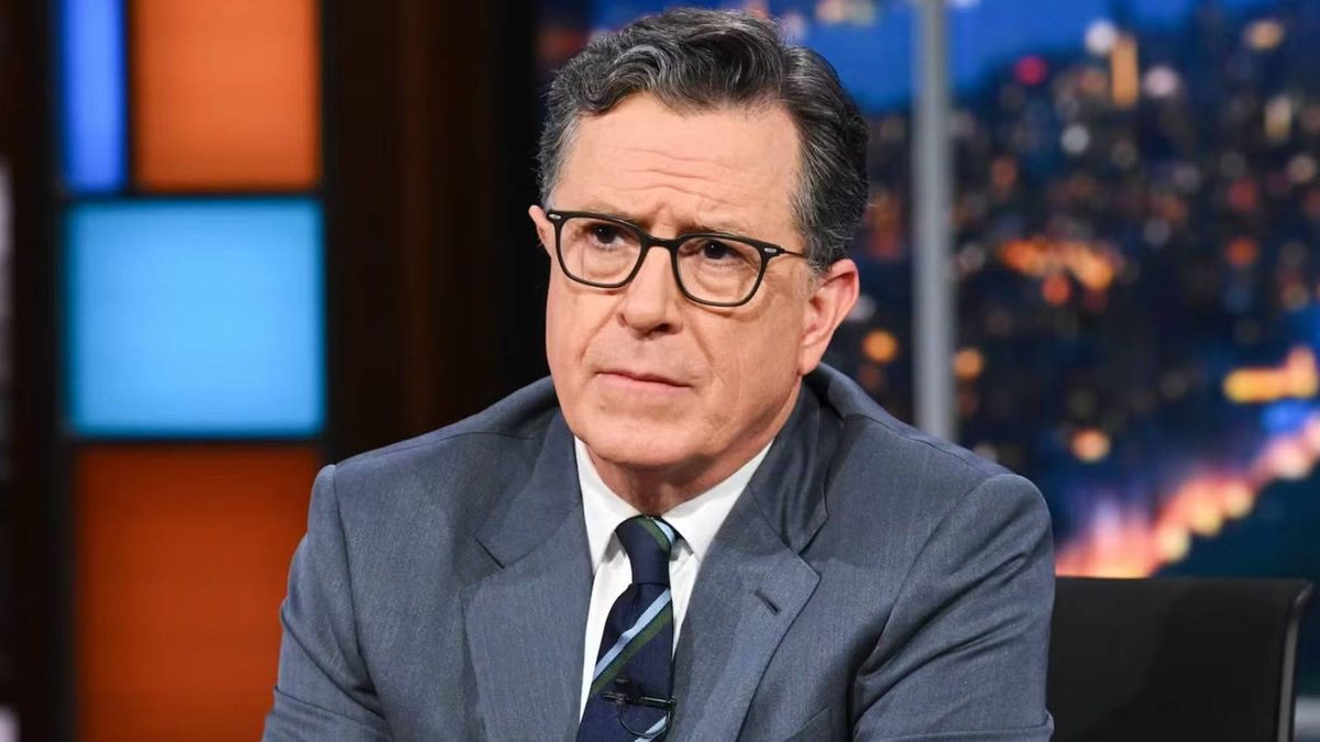 screenrant's tweet image. After pulling the plug on The Late Show with #StephenColbert, #CBS has officially confirmed who is stepping in to replace him. 🤔

Comics Unleashed, hosted by Byron Allen, will move to the 11:35 PM time slot beginning on Friday, May 22, a day after the final episode of The Late