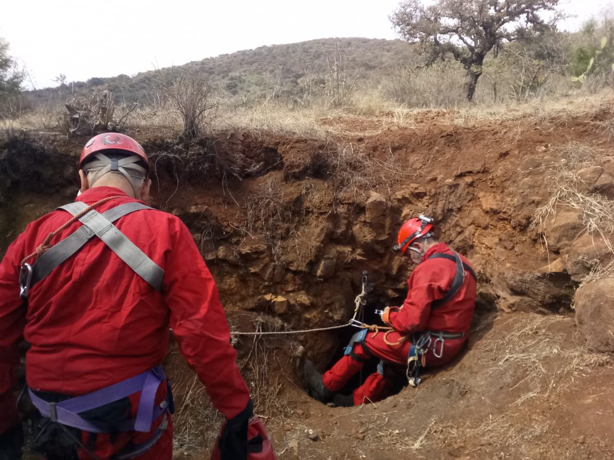 CaveErandikuaro's tweet photo. Professional speleologists entering the cave for mapping and security assesment. https://t.co/k9xqp9EQLT