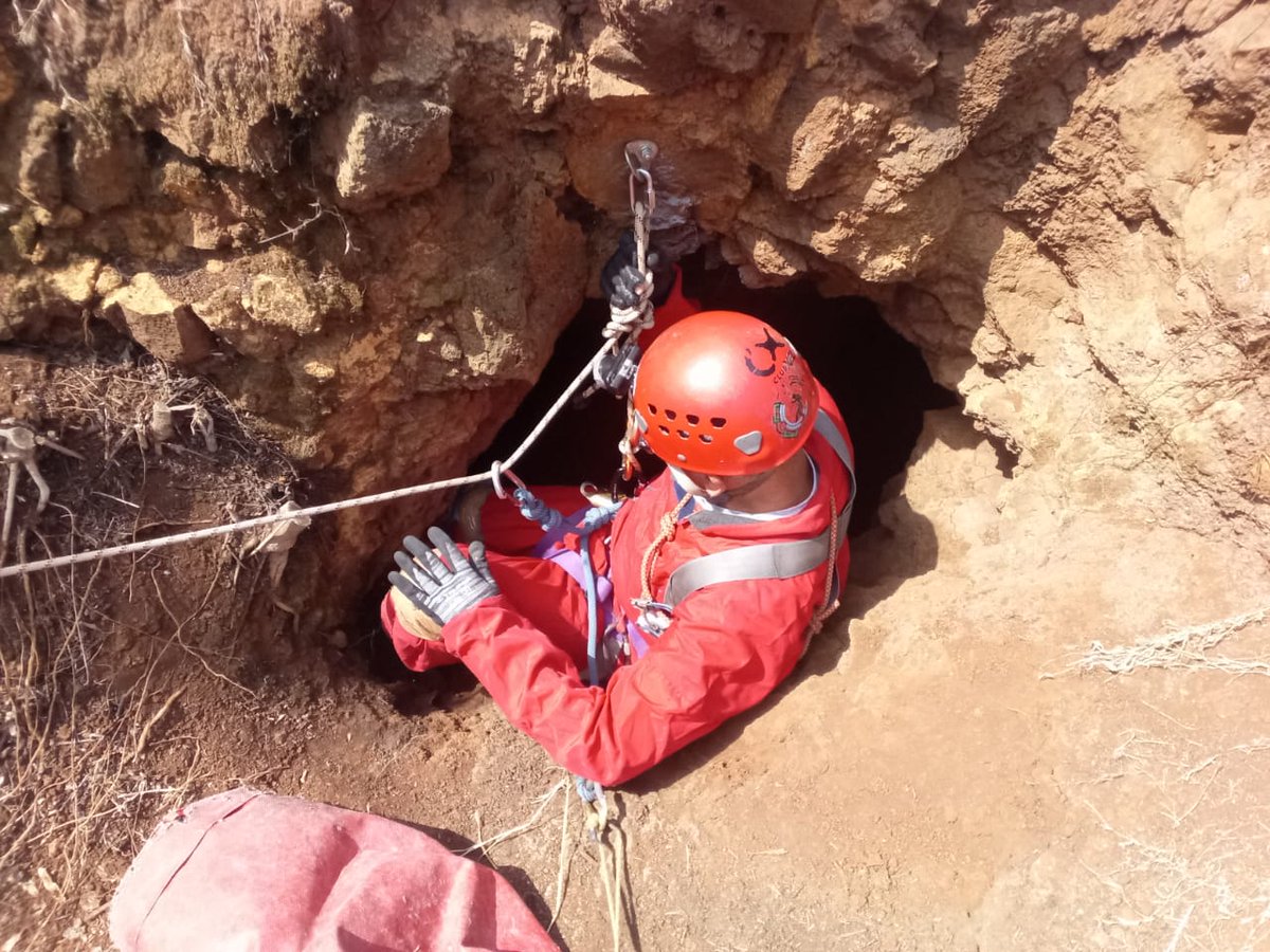 CaveErandikuaro's tweet photo. Professional speleologists entering the cave for mapping and security assesment. https://t.co/7mfBWlEU9i