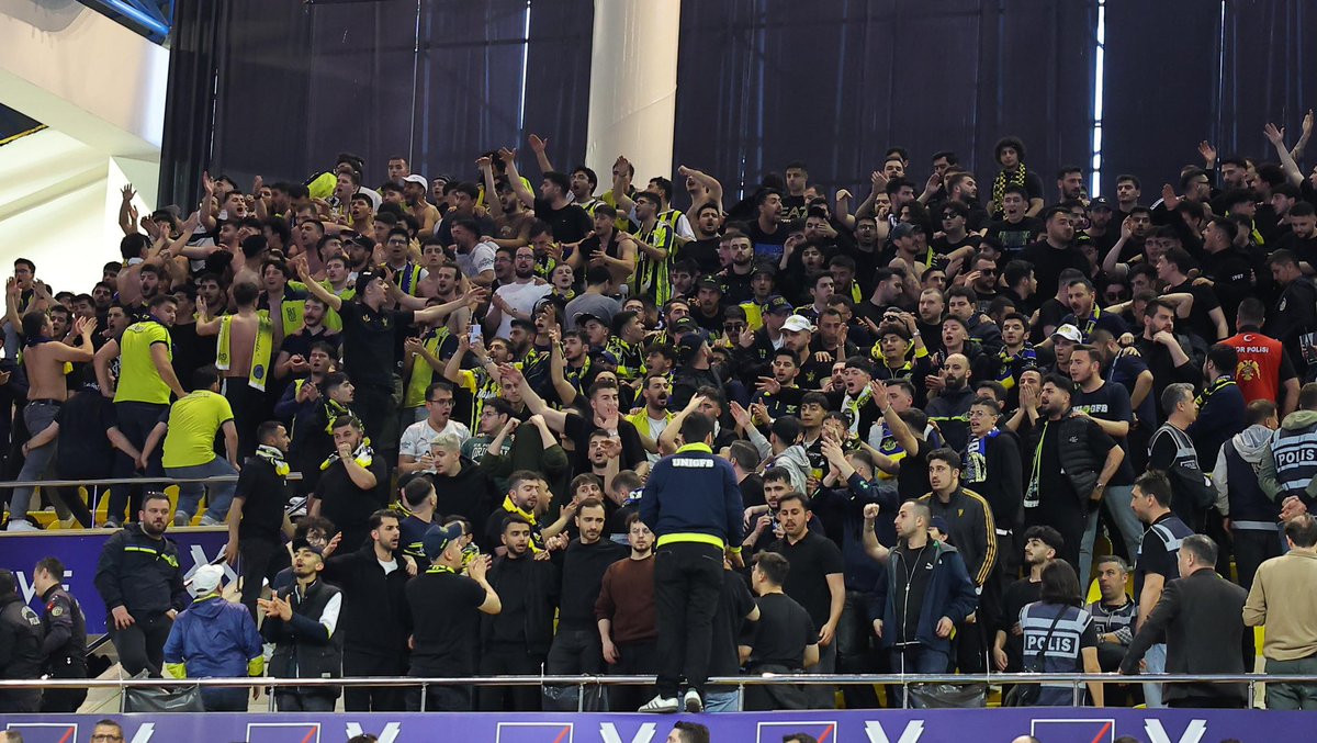 gencfborg's tweet photo. GİTTİĞİN YERDE YALNIZ KALMA DİYE!

Fenerbahçe Medicana Erkek Voleybol Takımımızı, Eşkişehir’de ESTÜ Spor Salonu’nda yalnız bırakmadık.

#GençFenerbahçeliler https://t.co/jVlNmAfCzC