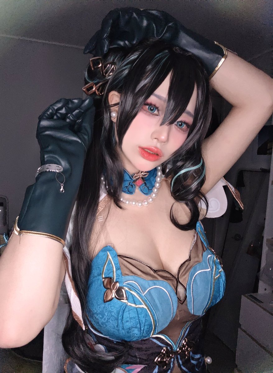 1esh_a's tweet photo. cosplay                 vs              daily https://t.co/QxHnXkHxMg
