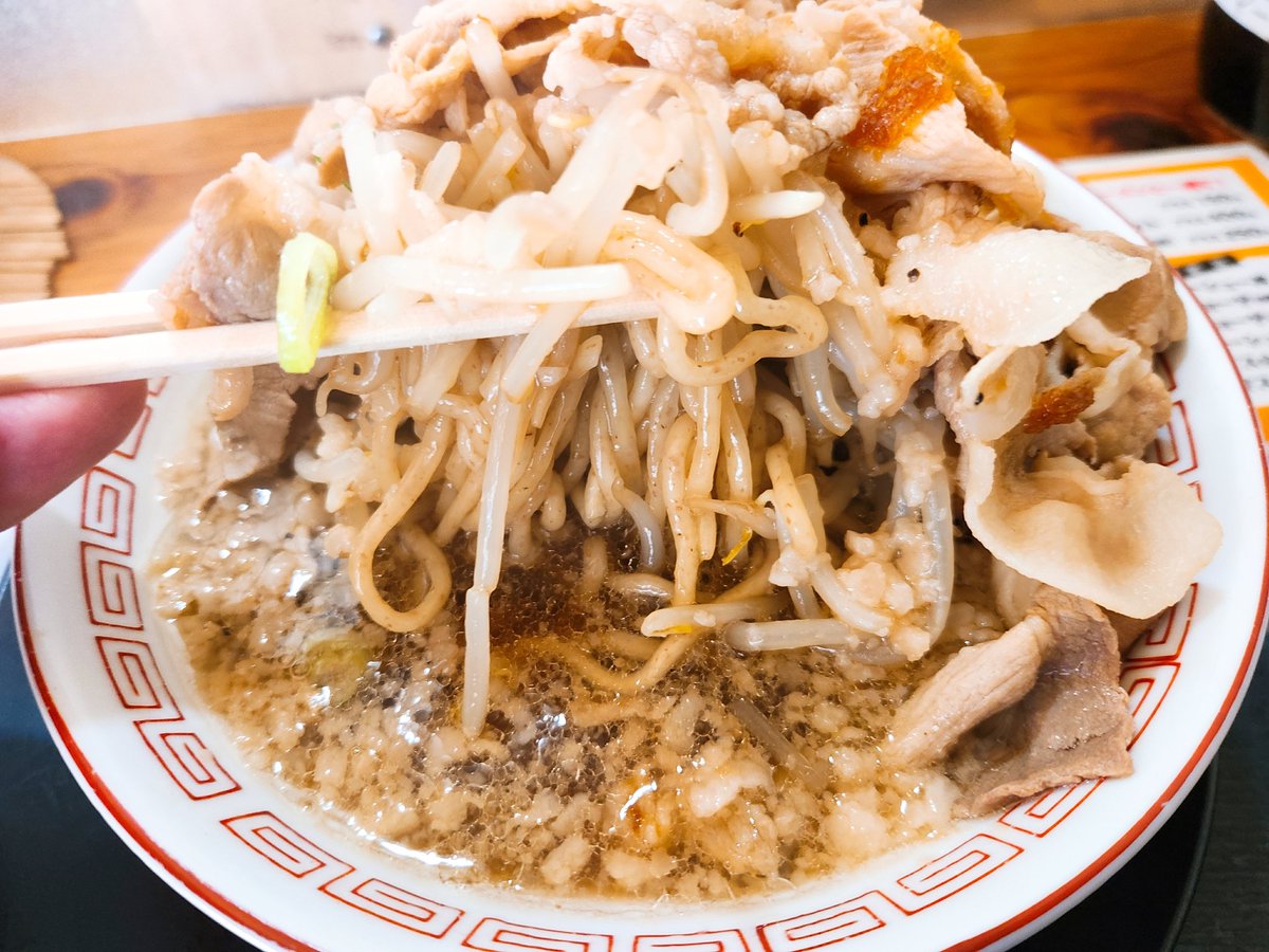 sanotmn's tweet photo. ど29麺@岡山
肉盛麺980円＋セットライス150円
ドカンと盛られたお肉の下にもやしどっさり。背脂のかかった動物系の醤油スープに麺はサクッとした中太麺。肉の量が麺より多くてライスが捗る。お腹いっぱい！ https://t.co/6Modsbo2lg