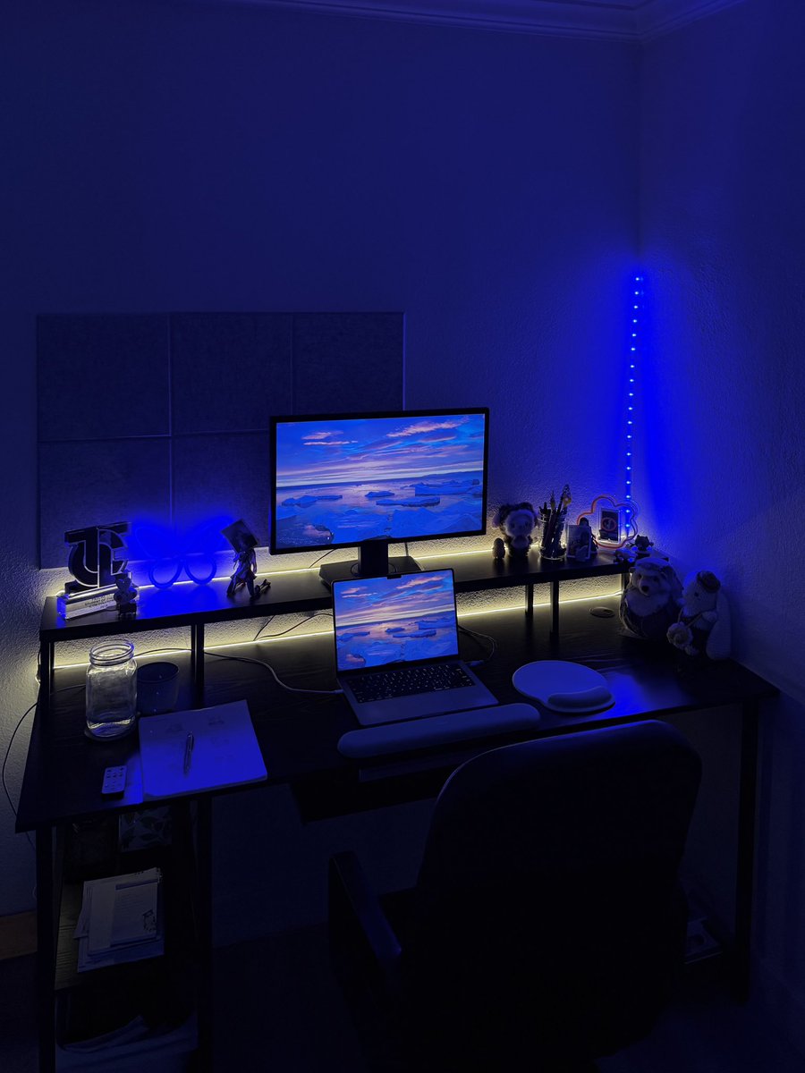 paulineherr's tweet photo. it’s nothing crazy but i love my lil studio desk :’) 🌀💙🫐🌌🧞‍♂️🦋🪼🐬

(i put away my speakers + apollo / microphone because i honestly never use them and just produce off of my laptop speakers + headphones + my usb apogee hype mic) https://t.co/eMg6Xd0JPg