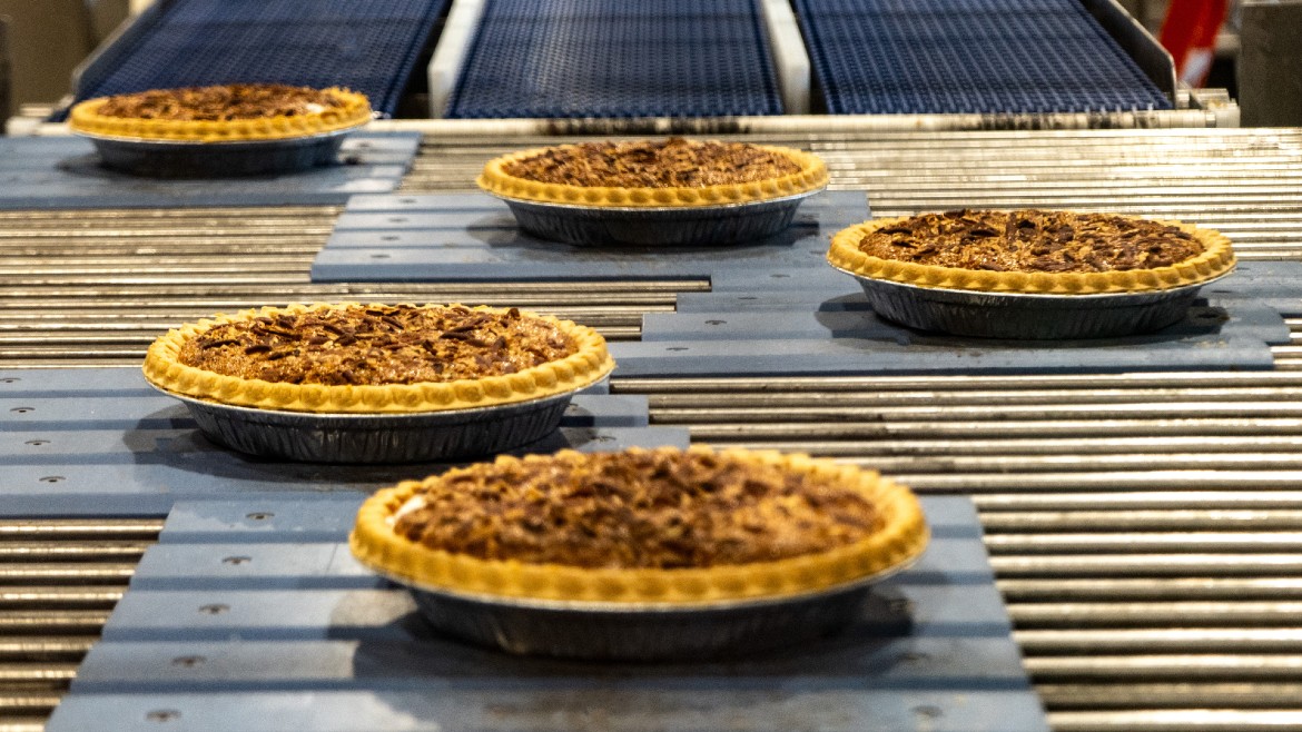 FoodEng's tweet image. CASE STUDY: @TheGardnerPieCo turned to Benchmark Automation to develop a series of #conveyors to transport delicate pies through production and packaging processes.

Read more: brnw.ch/21x1mDP

#foodmanufacturing #automation #materialhandling

📸: Garner Pie Company