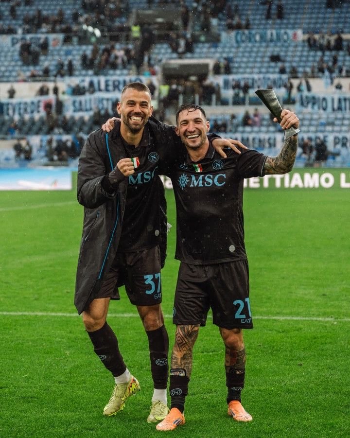 auroau_'s tweet photo. e come cazzo odiate l’as roma e l’ac milan https://t.co/nPGU6Pt9vg