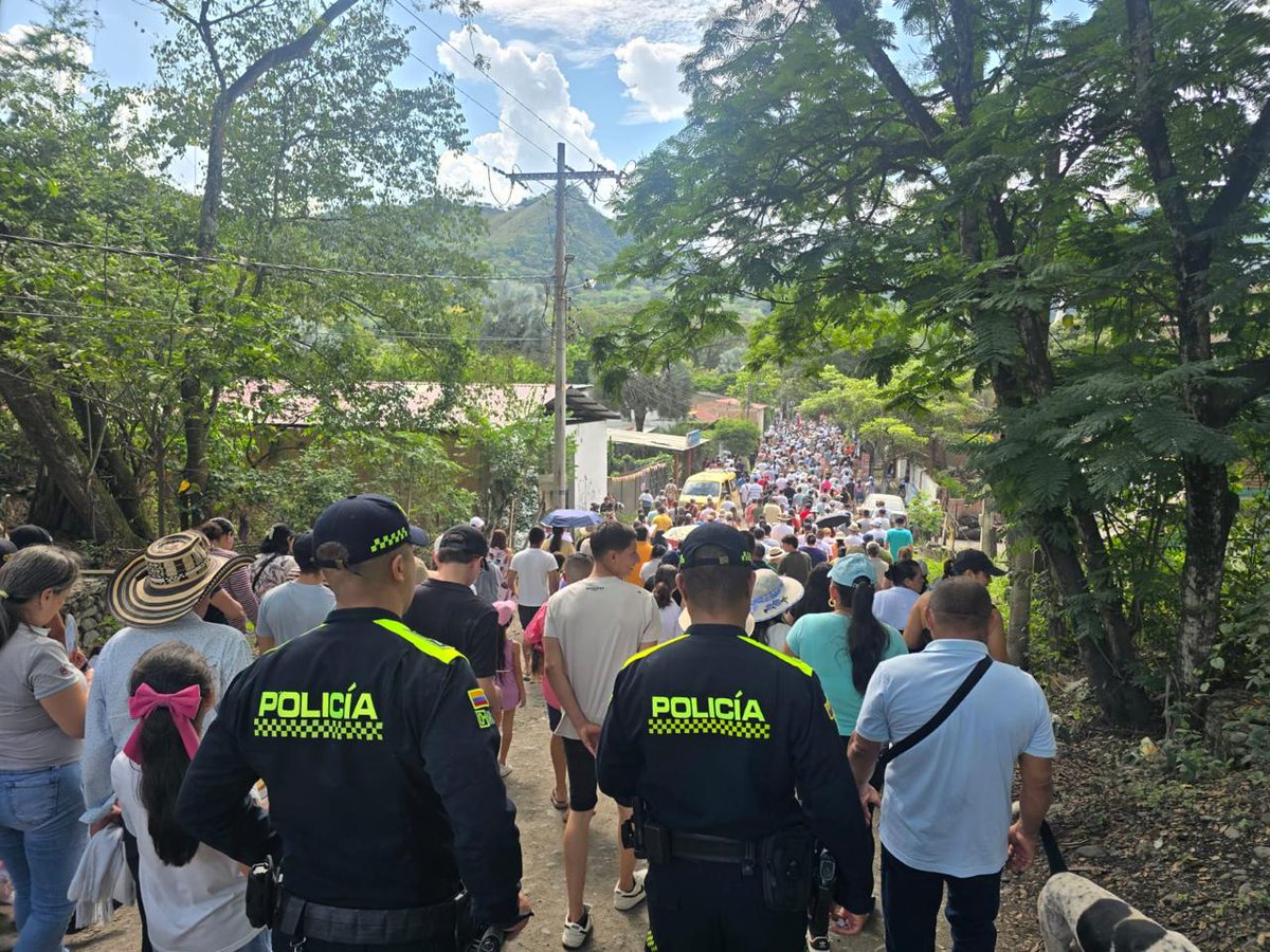 JazmarEstereo's tweet photo. Durante la celebración de la Semana Santa, la Policía Nacional de Colombia desempeña un papel fundamental en el acompañamiento a la Iglesia en el municipio de utica y a la comunidad en general, especialmente durante las procesiones que recorren calles y espacios públicos. https://t.co/7nUfmkJaH0