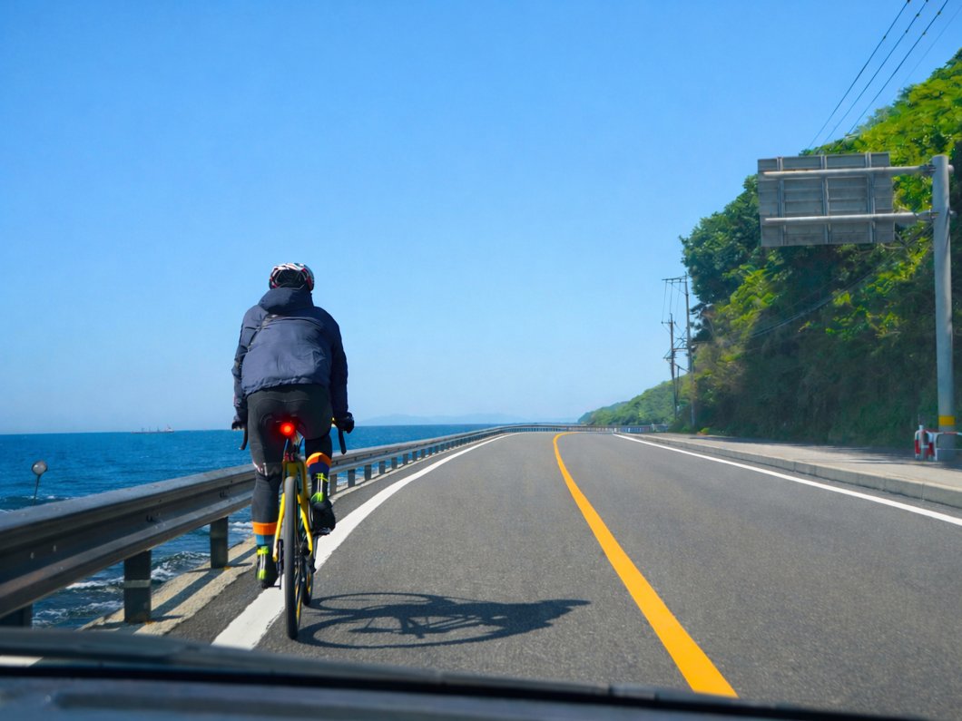 tfukui2's tweet photo. 結局、この場面で
#自転車の追い越し は
違反なんだよね？ https://t.co/JvyzwV6Sch