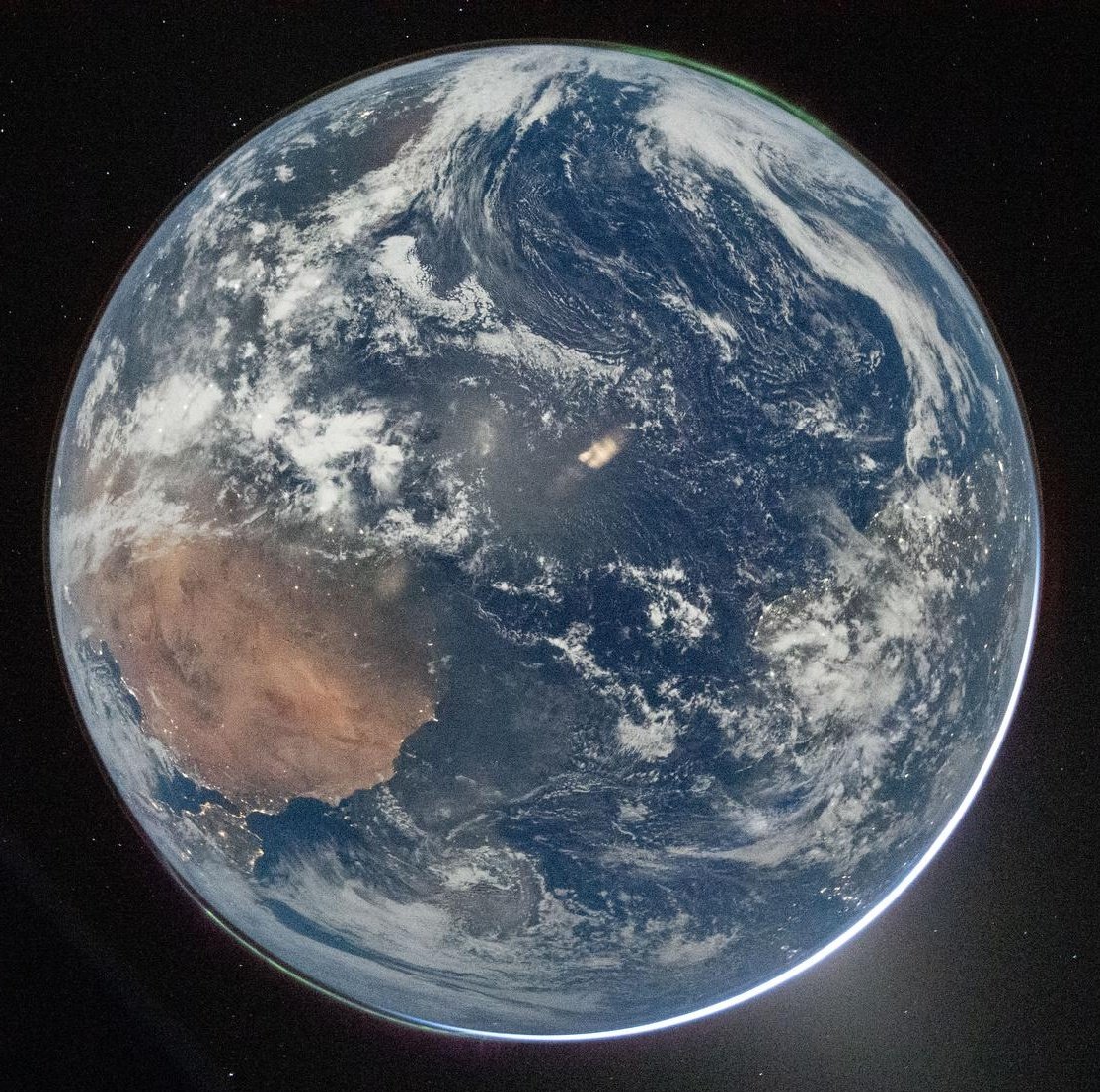 omarerivera's tweet photo. La tierra y la luna - Fuente: @NASA https://t.co/lFcllYThXz
