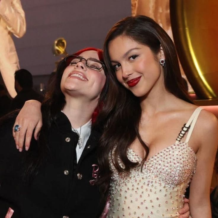 𝙳𝚊𝚗 | joelho esquerdo da billie eilish tweet media