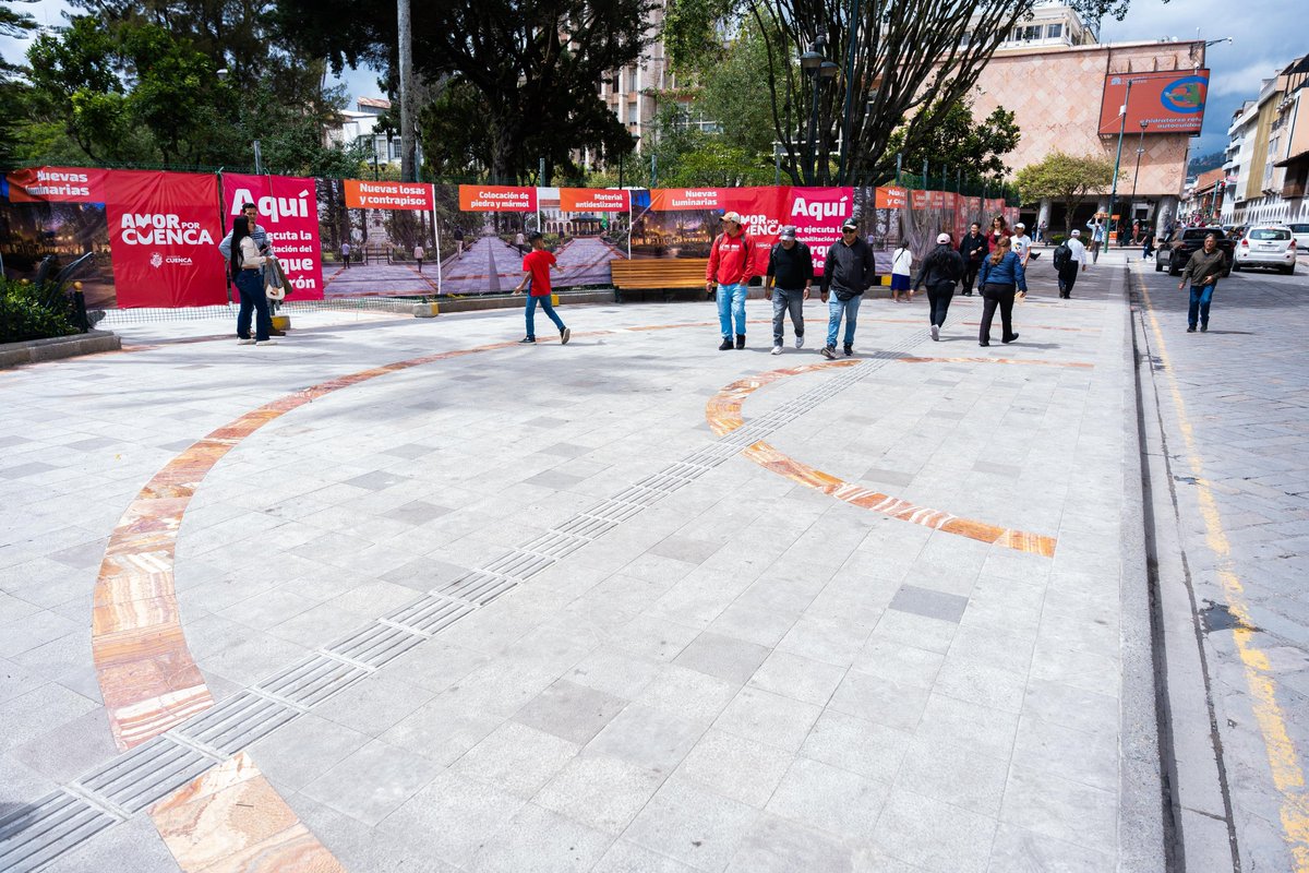 czamoramatute's tweet photo. 👀📸 ¡Así se ve el corazón de #Cuenca! El nuevo piso del #ParqueCalderón ya comienza a tomar forma.

Hoy abrimos el primer cuadrante, donde reemplazamos el piso con piedra andesita y mármol antideslizante, pensado para mayor seguridad y comodidad de todos.

Avanzamos a buen ritmo, ya alcanzamos el 25% de la obra y para agosto entregaremos un parque completamente renovado.

Porque en cada detalle se siente el #AmorPorCuenca ❤️💛
