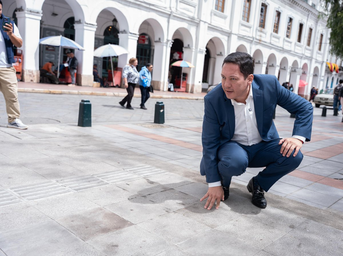 czamoramatute's tweet photo. 👀📸 ¡Así se ve el corazón de #Cuenca! El nuevo piso del #ParqueCalderón ya comienza a tomar forma.

Hoy abrimos el primer cuadrante, donde reemplazamos el piso con piedra andesita y mármol antideslizante, pensado para mayor seguridad y comodidad de todos.

Avanzamos a buen ritmo, ya alcanzamos el 25% de la obra y para agosto entregaremos un parque completamente renovado.

Porque en cada detalle se siente el #AmorPorCuenca ❤️💛