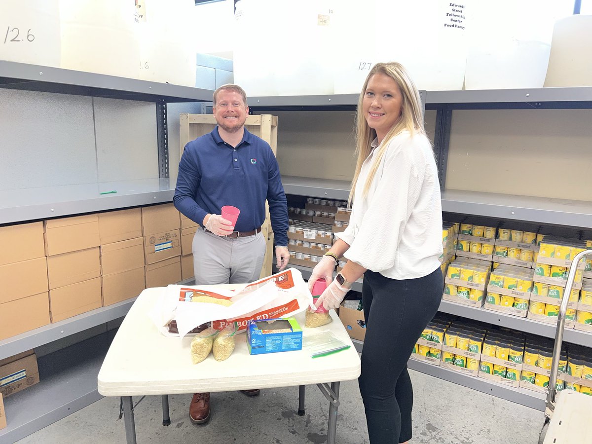 EdwardsStreet's tweet photo. Thank you Merchants &amp; Marine Bank for serving at our food pantry today! 💪 

We distributed 284 grocery bags during the 5 hours we were open today… a bag per minute for 5 hours!! 😮 

We can’t operate without big-hearted volunteers &amp; our community’s are the BEST! 👏 https://t.co/MIRZaRL3gn