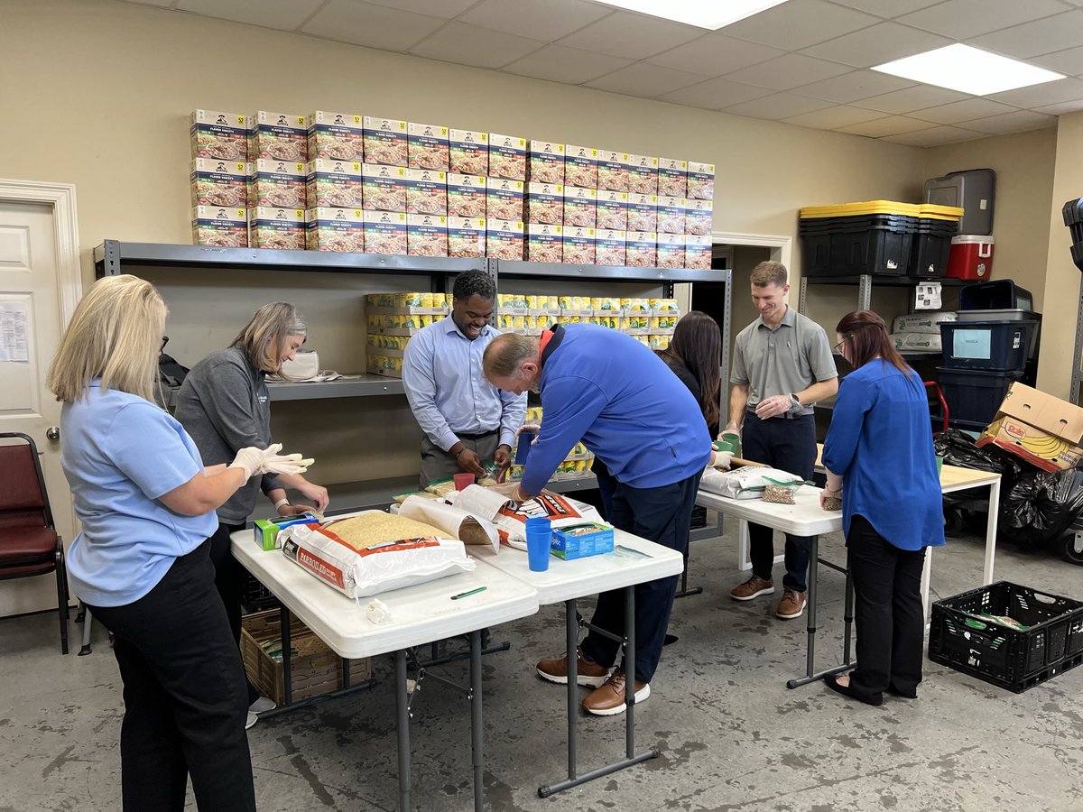 EdwardsStreet's tweet photo. Thank you Merchants &amp; Marine Bank for serving at our food pantry today! 💪 

We distributed 284 grocery bags during the 5 hours we were open today… a bag per minute for 5 hours!! 😮 

We can’t operate without big-hearted volunteers &amp; our community’s are the BEST! 👏 https://t.co/MIRZaRL3gn