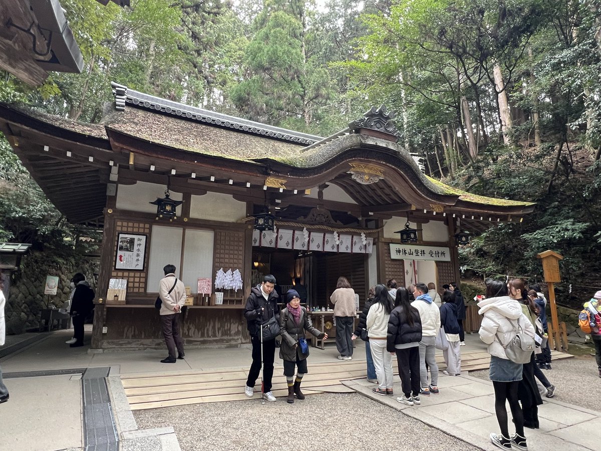 mosuke716's tweet photo. 令和8年3月8日
大和国一宮 大神神社 摂社 狭井神社を
参拝しました

万病に効く神水が湧き出る薬井戸

御神体の三輪山に登る登山口があります

三輪山に登る方は本殿右側にて
AM9:00～12:00の受付で
PM15:00までに下山となります

思いのほか険しい山道で
往復3、4時間掛かるので
覚悟が要ります https://t.co/nhyKjhiLbg