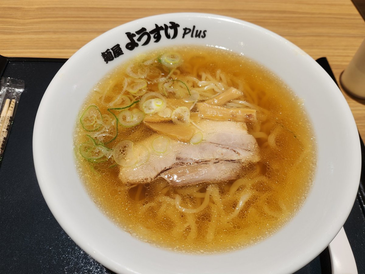 sanotmn's tweet photo. 麺屋ようすけplus@佐野SA上り
佐野ラーメン900円
那須に家族旅行の帰りに立ち寄る。先日リニューアルしたばかりの綺麗なフードコート内でようすけの麺が食べられる。あっさりとした醤油スープにプリプリもちもちの麺。麺うまぁ。美味しかった！ https://t.co/dOPcwqevXN