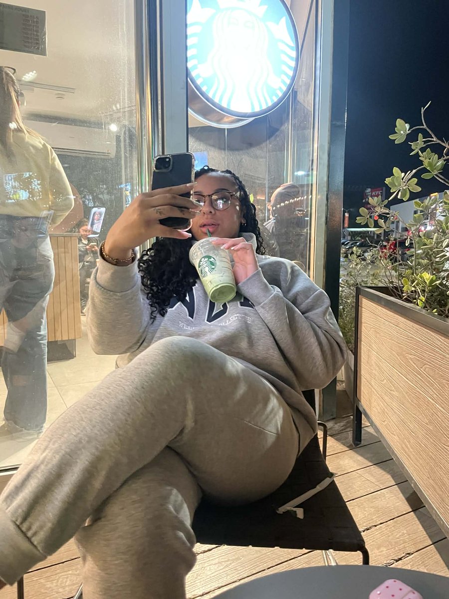 lady violet tweet media